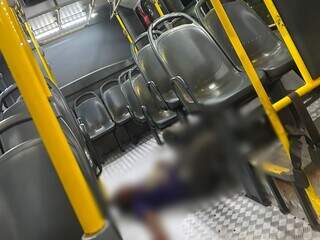 Passageiro desmaia e fica caído entre bancos de ônibus na Afonso Pena Passageiro desmaia e fica caído entre bancos de ônibus na Afonso Pena