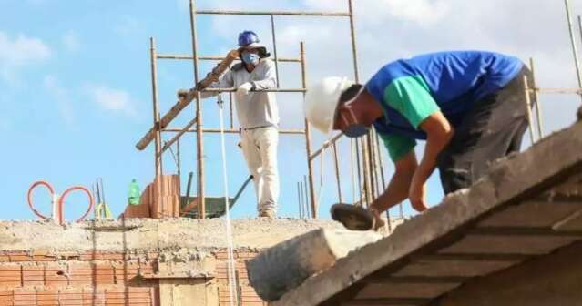 Tem vaga, mas at&eacute; servente de pedreiro est&aacute; dif&iacute;cil de achar na constru&ccedil;&atilde;o civil