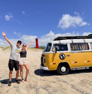 Casal abandonou escrit&oacute;rio para ser feliz na estrada e morar em Kombi