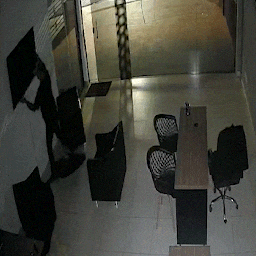Ladr&atilde;o arromba loja de ve&iacute;culos, se assusta com alarme e ainda leva televis&atilde;o