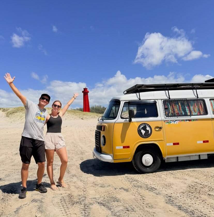 Image for Casal abandonou escritório para ser feliz na estrada e morar em Kombi