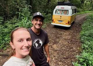 Casal abandonou escritório para ser feliz na estrada e morar em Kombi Casal abandonou escritório para ser feliz na estrada e morar em Kombi