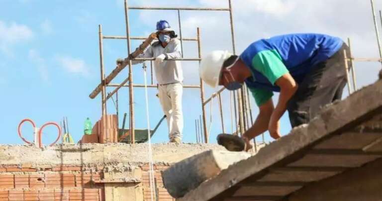 Tem vaga, mas at&eacute; servente de pedreiro est&aacute; dif&iacute;cil de achar na constru&ccedil;&atilde;o civil