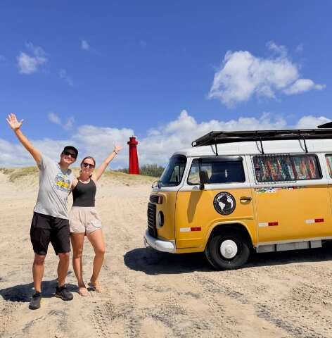 Casal abandonou escrit&oacute;rio para ser feliz na estrada e morar em Kombi