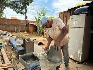 Cimento e flores mantêm casal lado a lado no trabalho há 25 anos Cimento e flores mantêm casal lado a lado no trabalho há 25 anos