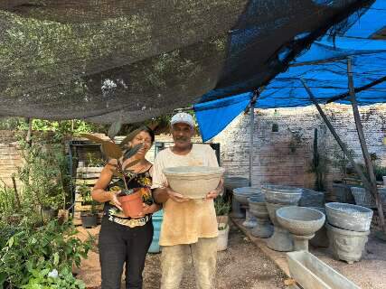 Cimento e flores mant&ecirc;m casal lado a lado no trabalho h&aacute; 25 anos