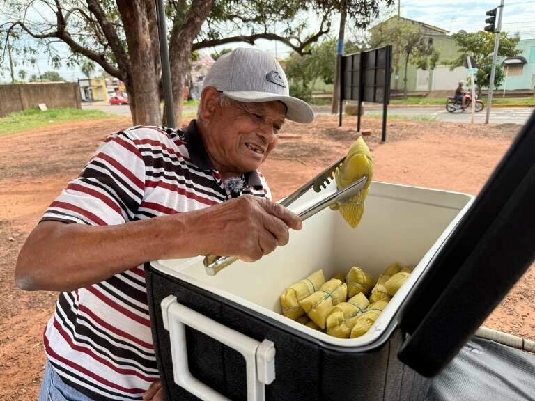 Sem preguiça de ficar em pé, Paulo vende 50 pamonhas por dia no Tijuca