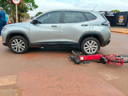 Mulher morre ap&oacute;s cair sob carro em acidente com bicicleta el&eacute;trica
