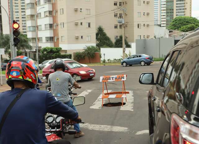 Crateras prejudicam tr&acirc;nsito em rua ao lado da C&acirc;mara Municipal