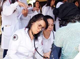 M&eacute;dicos estrangeiros poder&atilde;o se aperfei&ccedil;oar no Brasil mesmo sem diploma validado