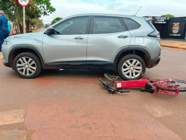 Mulher morre ap&oacute;s cair sob carro em acidente com bicicleta el&eacute;trica
