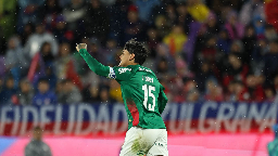 G&oacute;mez marca de cabe&ccedil;a e garante vaga do Palmeiras nas quartas de final
