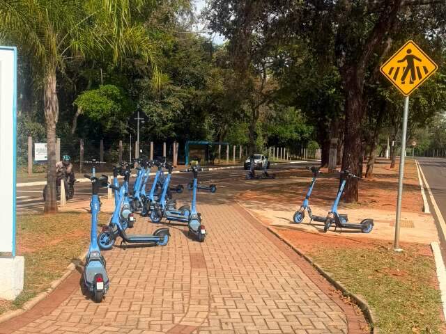 Usu&aacute;rios ignoram regras e patinetes seguem largados em locais inadequados