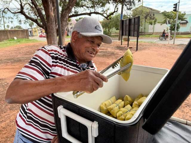 Sem pregui&ccedil;a de ficar em p&eacute;, Paulo vende 50 pamonhas por dia no Tijuca