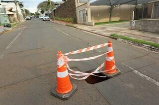 Crateras prejudicam trânsito em rua ao lado da Câmara Municipal Crateras prejudicam trânsito em rua ao lado da Câmara Municipal