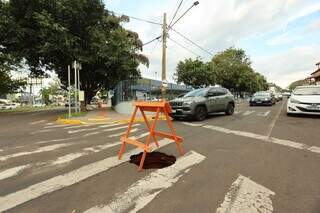 Crateras prejudicam trânsito em rua ao lado da Câmara Municipal Crateras prejudicam trânsito em rua ao lado da Câmara Municipal