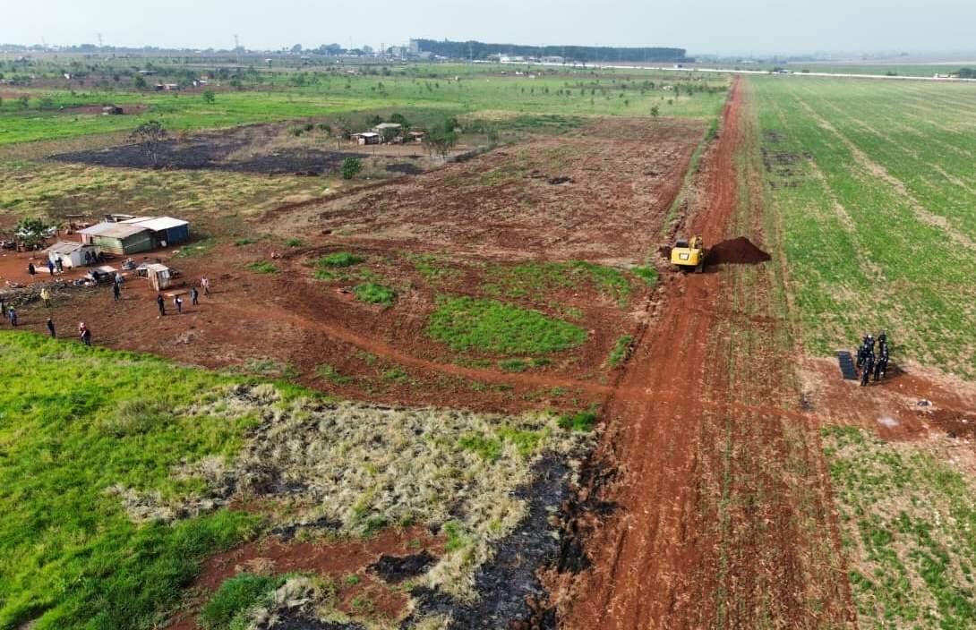 Image for Fazendeira manda abrir valeta ao lado de aldeia para impedir ocupação