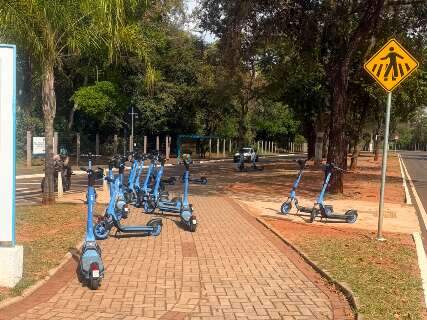 Usu&aacute;rios ignoram regras e patinetes seguem largados em locais inadequados