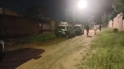 Mulher &eacute; morta a marteladas dentro de casa e suspeito foge de bicicleta
