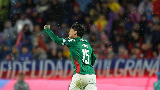 G&oacute;mez marca de cabe&ccedil;a e garante vaga do Palmeiras nas quartas de final