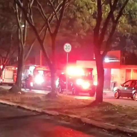 Motociclista morre ao perder o controle e bater contra muro