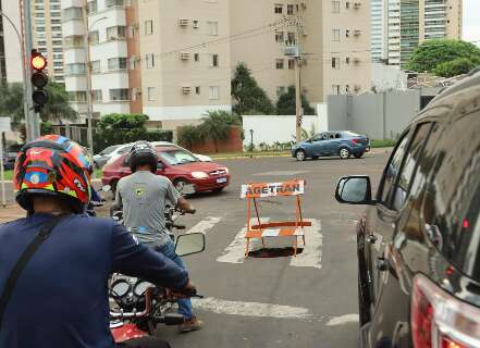 Crateras prejudicam tr&acirc;nsito em rua ao lado da C&acirc;mara Municipal