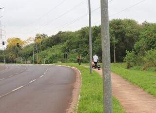 Há 20 dias, ponte caiu e pedestres dividem calçada com bicicletas Há 20 dias, ponte caiu e pedestres dividem calçada com bicicletas
