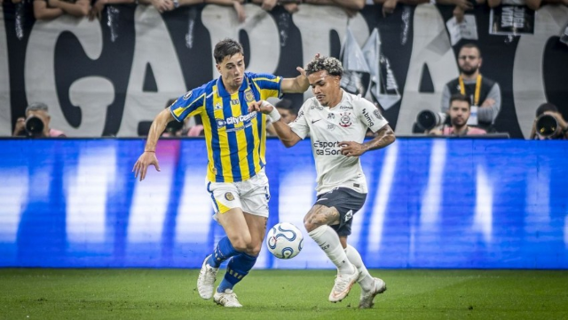 Corinthians supera expuls&atilde;o, bate Rosario e vai &agrave;s quartas da Libertadores