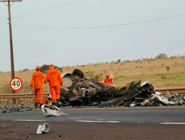 "Motorista morre em carro destruído após colisão com carreta perto das Moreninhas"