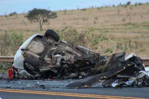 Motorista morre ap&oacute;s carro bater em carreta e pegar fogo na BR-163