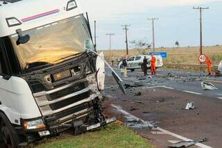 Carro fica destruído e motorista morre após colisão com carreta na BR-163 Carro fica destruído e motorista morre após colisão com carreta na BR-163