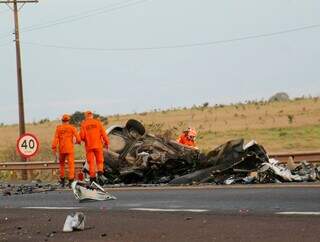 Carro fica destruído e motorista morre após colisão com carreta na BR-163 Carro fica destruído e motorista morre após colisão com carreta na BR-163