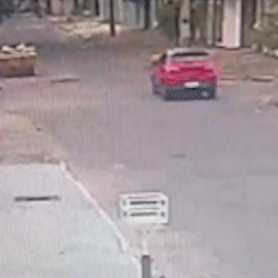 Carro capota ao ser atingido por outro ve&iacute;culo em cruzamento