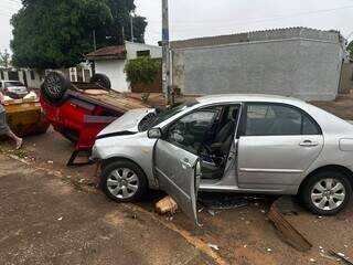 Carro capota ao ser atingido por outro veículo em cruzamento Carro capota ao ser atingido por outro veículo em cruzamento