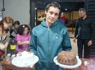 Família acredita que motociclista teve convulsão antes de bater em muro e morrer Família acredita que motociclista teve convulsão antes de bater em muro e morrer