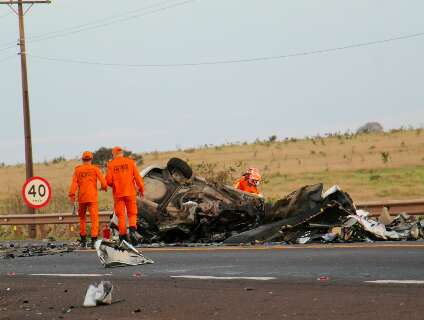 Carro fica destru&iacute;do e motorista morre ap&oacute;s colis&atilde;o com carreta na BR-163