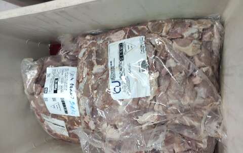 Den&uacute;ncia mostra carnes descongeladas fora da refrigera&ccedil;&atilde;o em cozinha do Sesc
