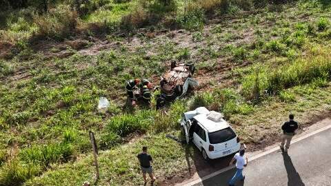 Acidente entre carros mata um e deixa e cinco feridos em rodovia