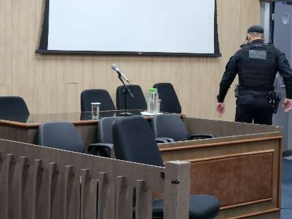Sem advogado, j&uacute;ri de r&eacute;u acusado de matar padrasto com 17 facadas &eacute; adiado