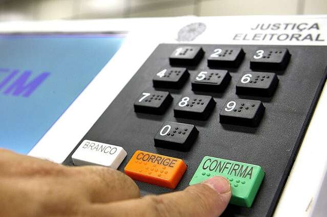 Grava&ccedil;&atilde;o e reuni&otilde;es marcam 1&ordf; sexta de campanha dos candidatos ao governo