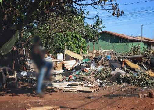 Lixo se acumula em frente a casa e avan&ccedil;a sobre rua no Aero Rancho
