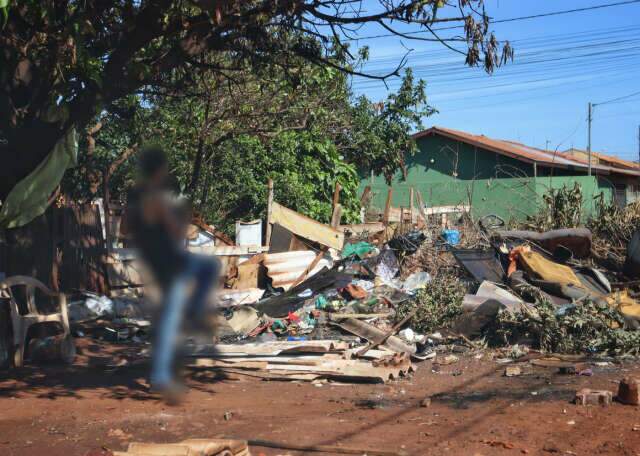 Lixo se acumula em frente a casa e avan&ccedil;a sobre rua no Aero Rancho