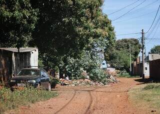 Lixo se acumula em frente a casa e avança sobre rua no Aero Rancho Lixo se acumula em frente a casa e avança sobre rua no Aero Rancho