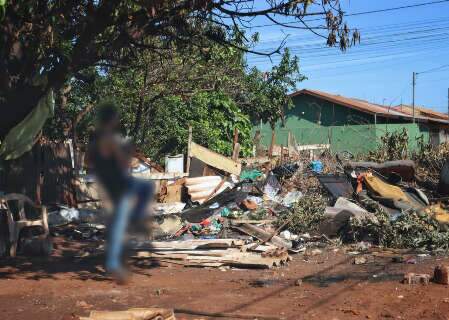 Lixo se acumula em frente a casa e avan&ccedil;a sobre rua no Aero Rancho