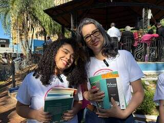 De gra&ccedil;a, 2 mil livros est&atilde;o &agrave; espera de novos donos na Pra&ccedil;a Ary Coelho