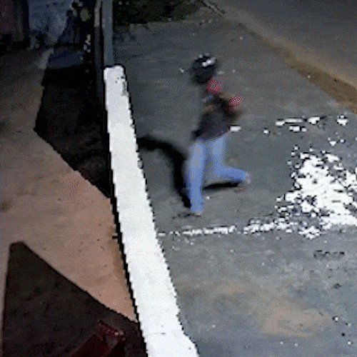 C&acirc;meras flagram homem armado invadindo bar e amea&ccedil;ando clientes