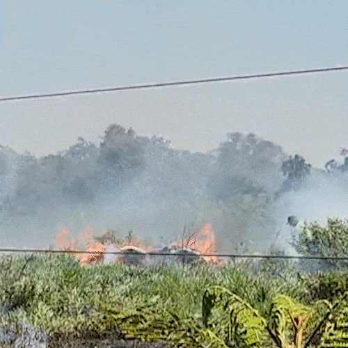 Cena corriqueira atualmente, inc&ecirc;ndio em terreno &eacute; combatido com baldes de &aacute;gua