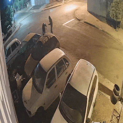 Dupla encapuzada joga coquet&eacute;is molotov em carros de oficina em Maracaju