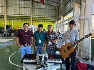 Estudantes colocam robôs para dançar e tocar Trem do Pantanal Estudantes colocam robôs para dançar e tocar Trem do Pantanal