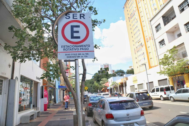 Prefeita promete p&ocirc;r fim &agrave; novela do parqu&iacute;metro at&eacute; o fim do ano